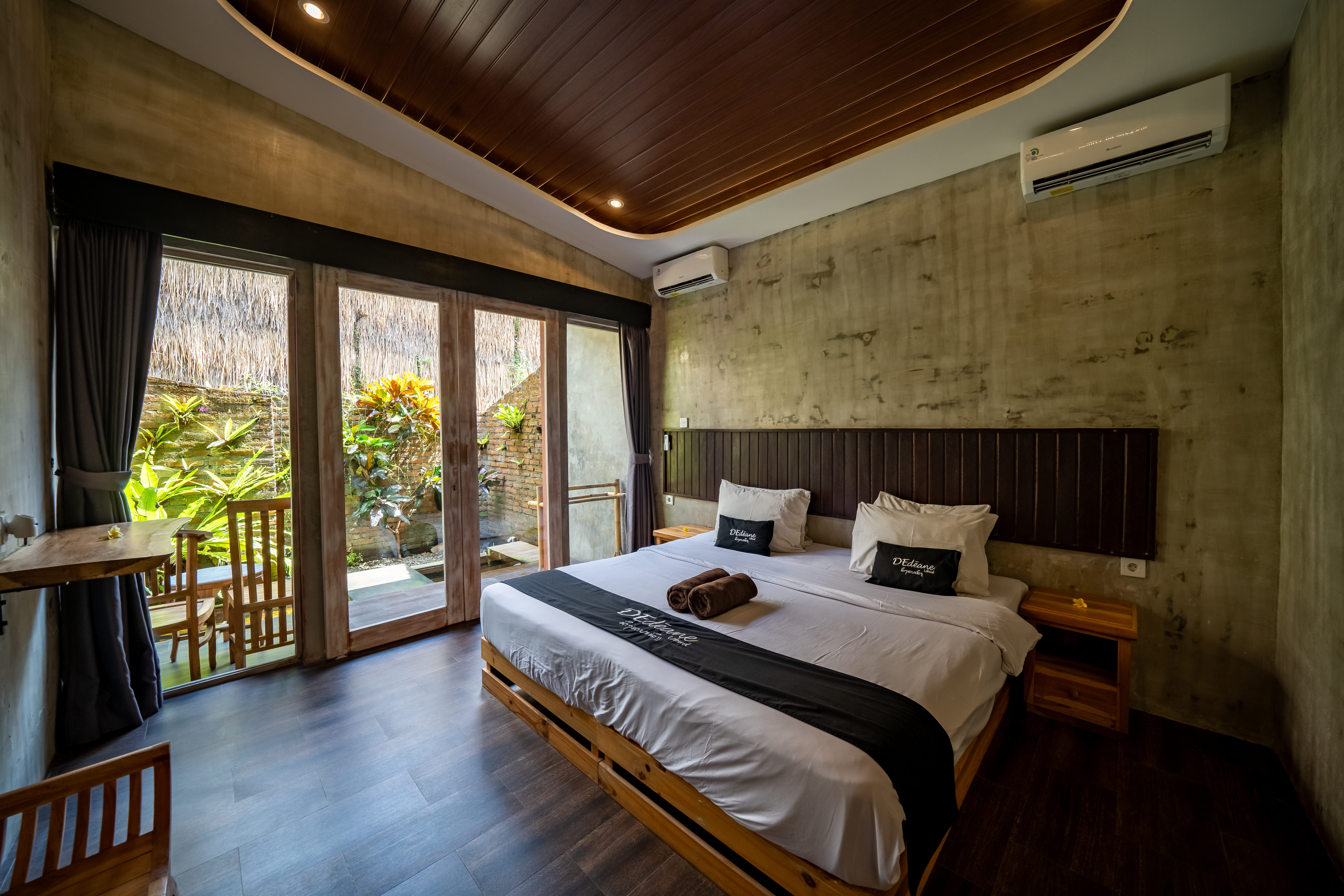 Room 18 – Cozy Kingsize Bedroom with Patio & Minimalist Bathroom