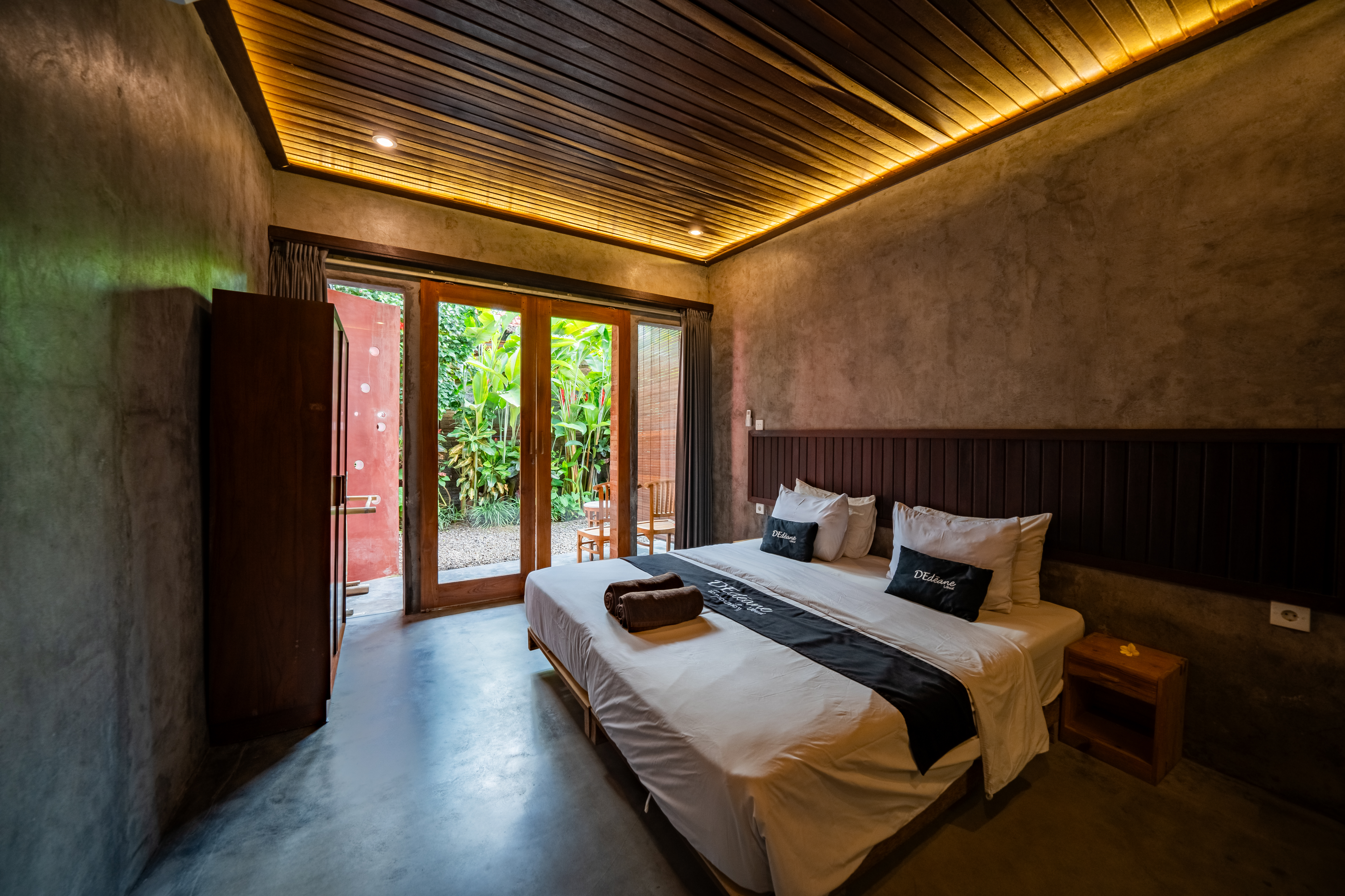 Room 8 - King Size Room with Tropical Views & Patio