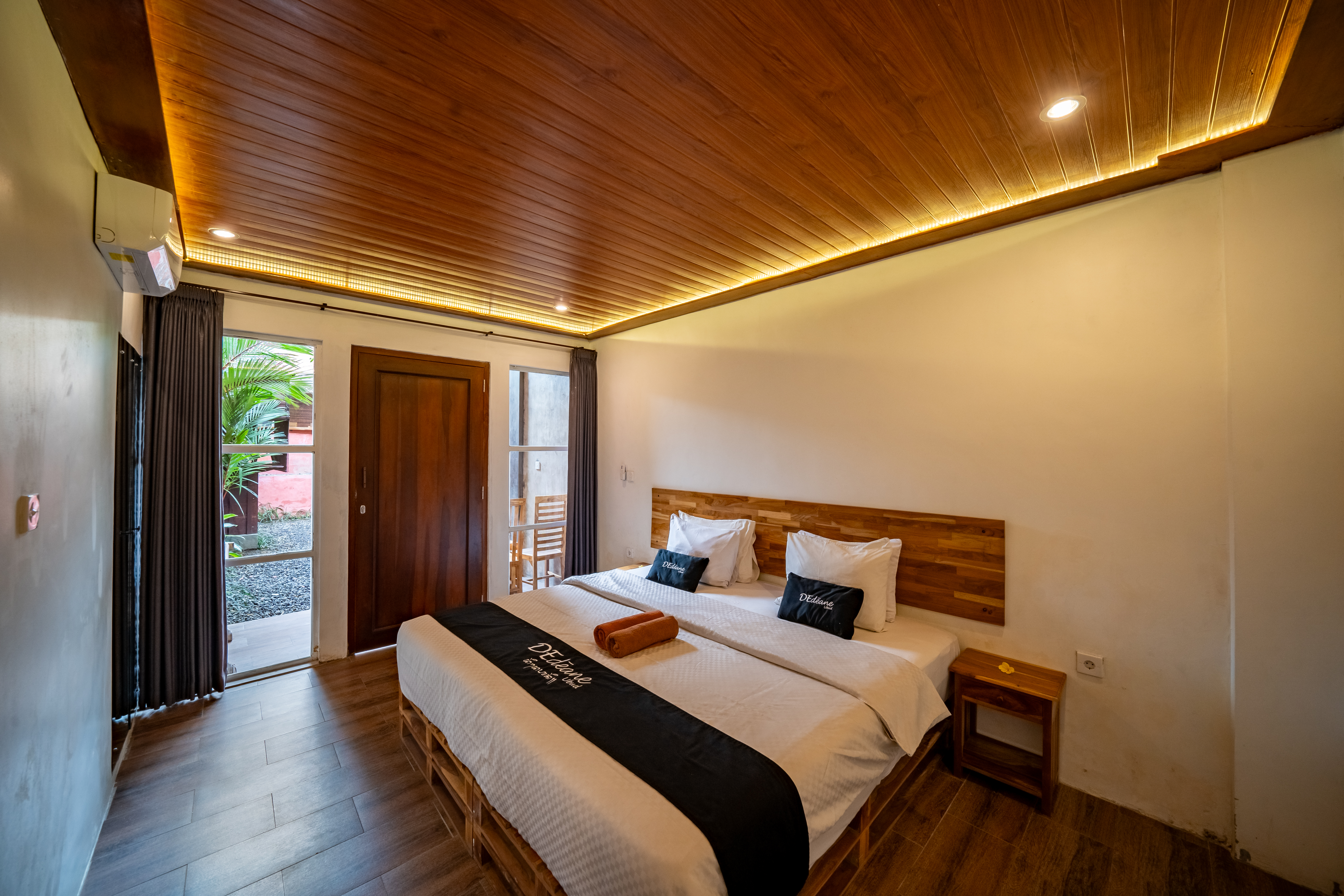 Room 16 – King Bedroom with Wooden Benches & Outdoor Seating