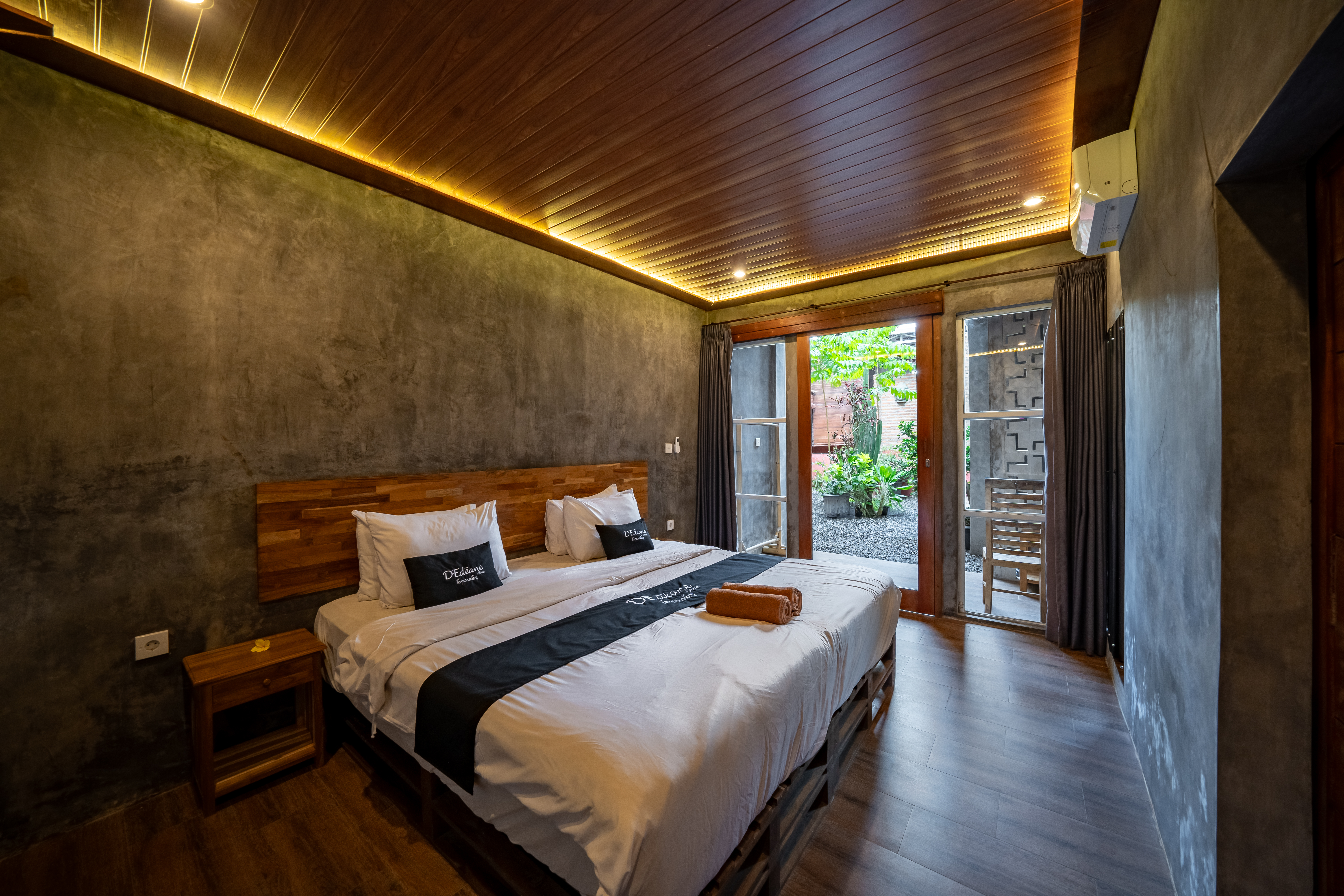 Room 15 – King Size Bedroom with Wooden Furniture & Garden Plants