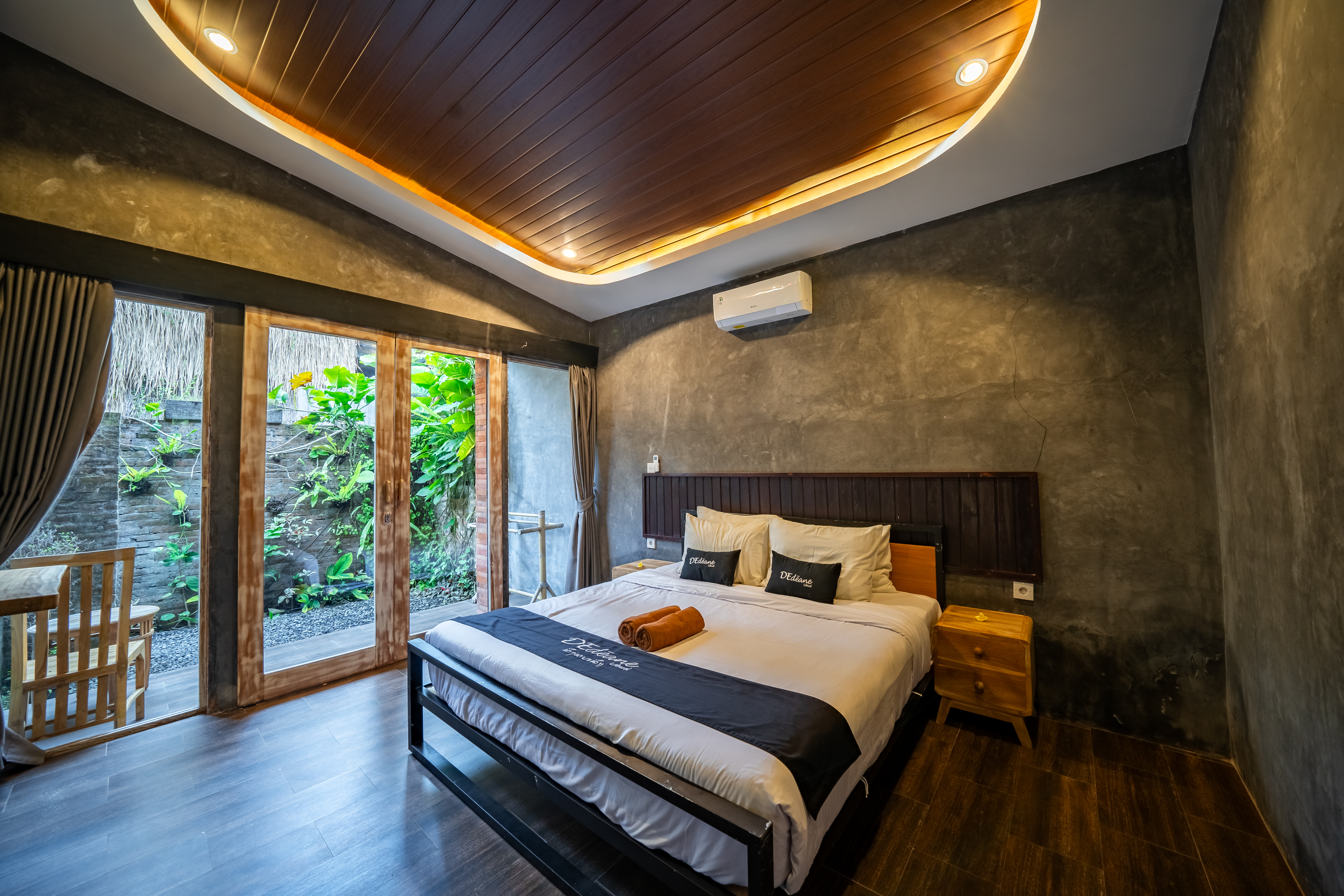 Room 20 – Minimalist Kingsize Bedroom & Stylish Bathroom